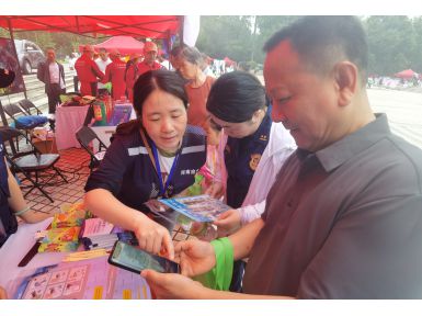 普泰拼搏体育青年志愿者参加“安全宣传咨询日”活动